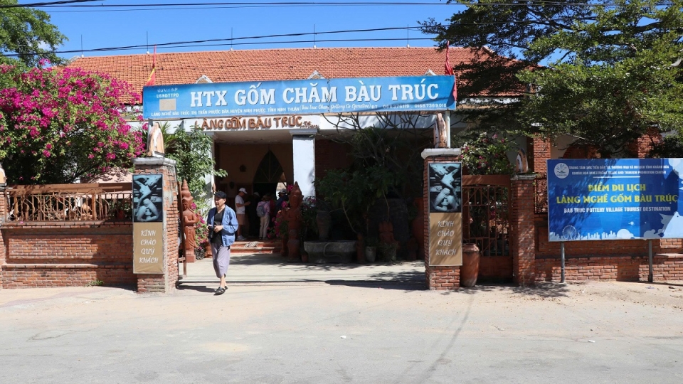 tru_so_htx_gom_cham_bau_truc_tap_nap_khach_ra_vao_tham_quan.jpg