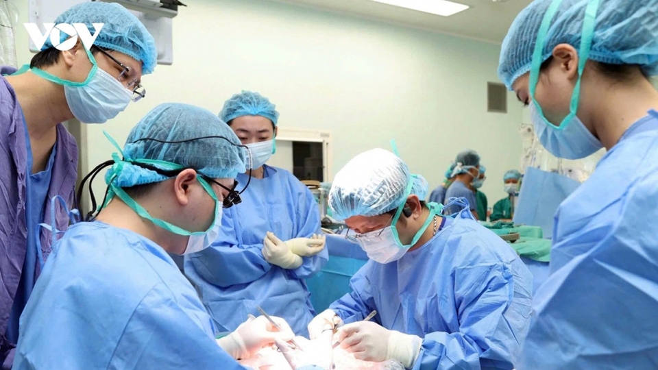 vietnam_seeks_structural_reforms_to_retain_public-sector_doctors.jpg