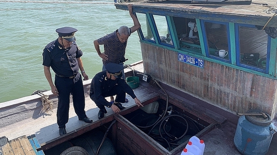 (Hải quan triển khai đồng bộ các giải pháp siết chặt kiểm soát chống buôn lậu, vận chuyển trái phép xăng dầu qua biên giới).jpg