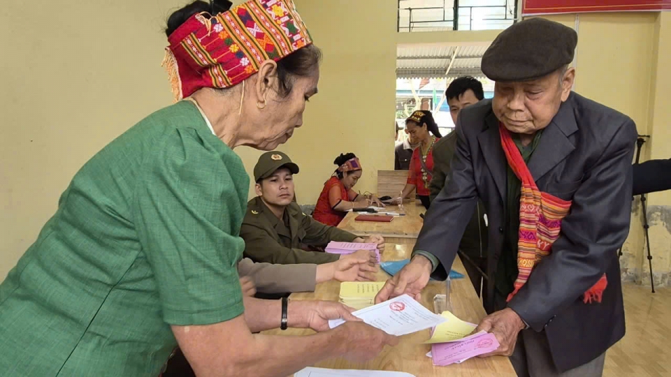 Ông già bỏ phiếu.jpg