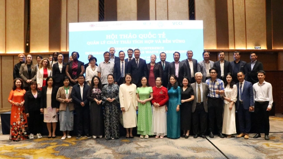 Đại biểu tham dự Hội thảo chụp hình lưu niệm.JPG