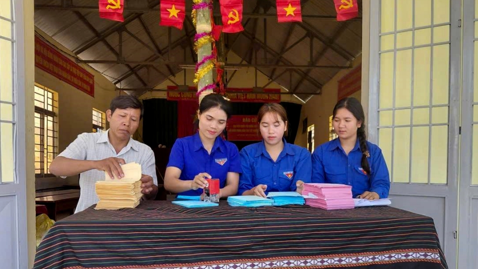 Khi buôn làng lên đèn, thanh niên Đắk Lắk vẫn rong ruổi tuyên truyền về bầu cử