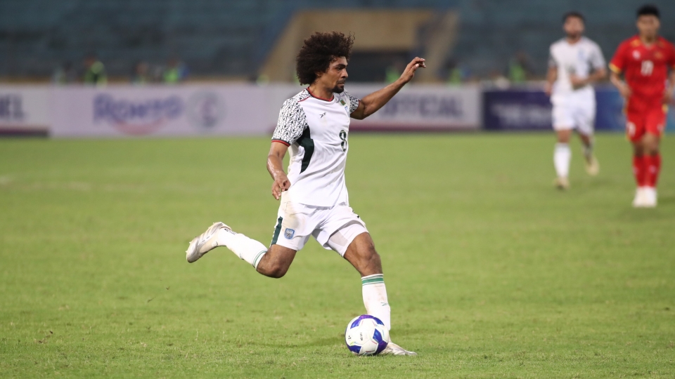 Cựu cầu thủ Ngoại hạng Anh mệt nhoài trước dàn sao ĐT Việt Nam