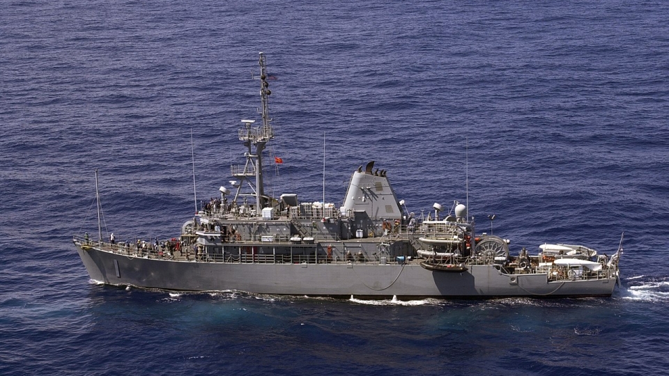 1280px-uss_avenger_mcm-1.jpg