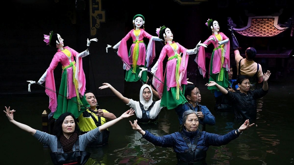 Dancing on water – a new experiment by puppet performers