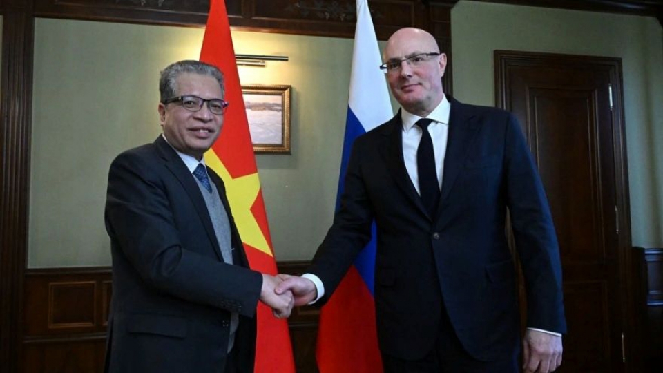 2. Vietnamese Ambassador to Russia Dang Minh Khoi and Russian Deputy Prime Minister Dmitry Chernyshenko 2.jpg