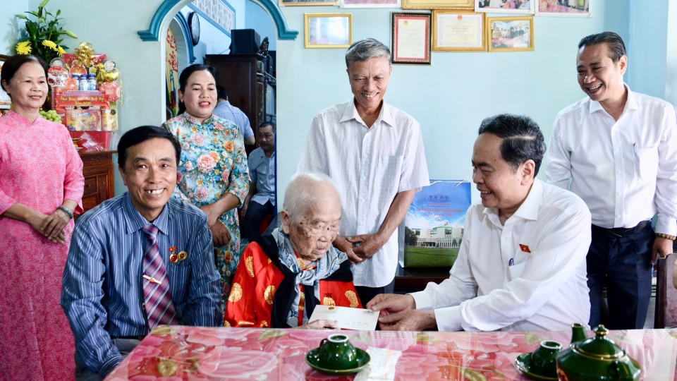4-3_ctqh_tham_me_vn_anh_hung.jpg