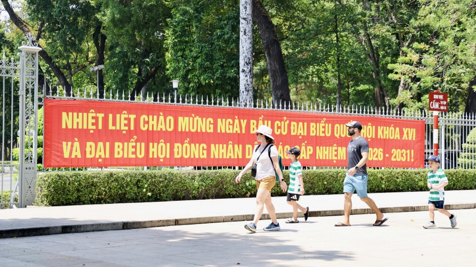 Không khí bầu cử hiện rõ khắp phố phường TP.HCM