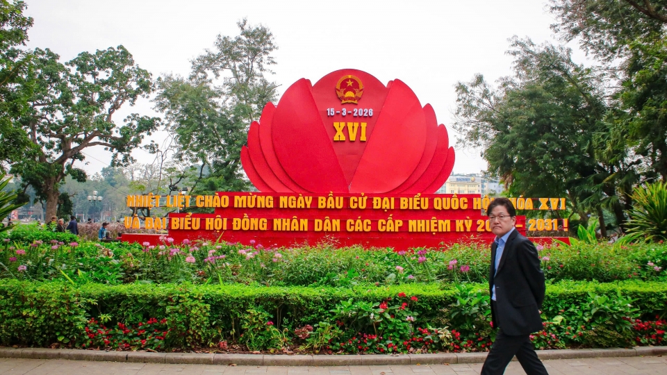 Không gian lịch sử Hà Nội rực rỡ cờ hoa trước ngày bầu cử