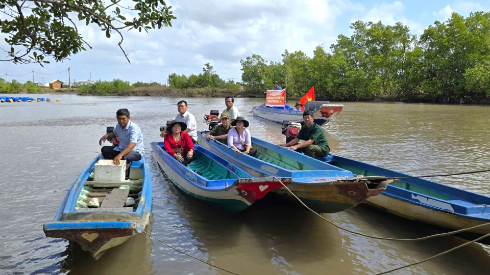 Lênh đênh sông nước mang thông tin bầu cử đến người dân