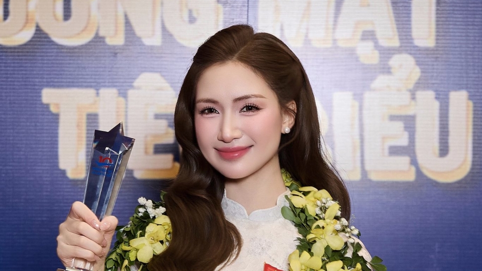 Sao Việt 27/3: Hòa Minzy lọt top 10 Gương mặt trẻ Việt Nam tiêu biểu 2025