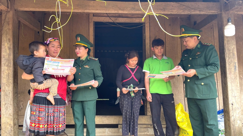 Cận ngày bầu cử, Bộ đội Biên phòng Sơn La lên nương, xuống bản để tuyên truyền