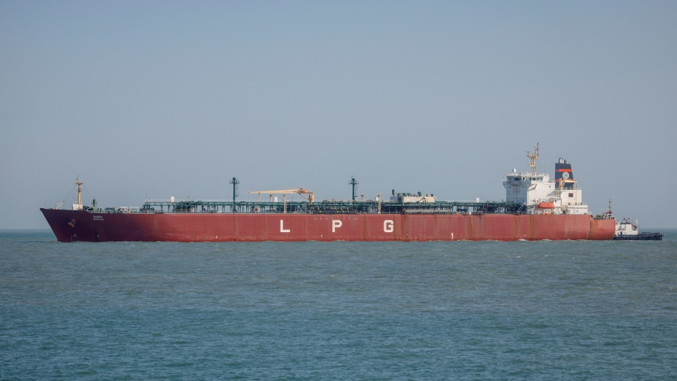 Ảnh một tàu hàng ở eo biển Hormuz. Ảnh_ Reuters.jpg