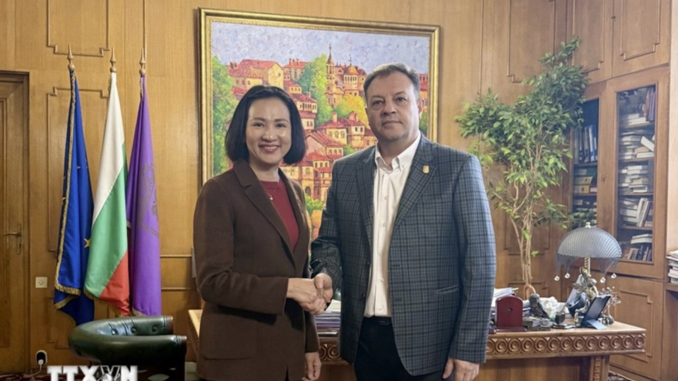 Ambassador Nguyen Thi Minh Nguyet and Mayor Daniel Panov.jpg