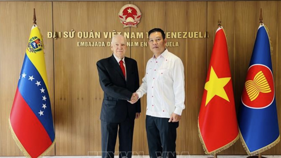Ambassador Vu Trung My receives Dr. Carolus Wimmer, president of the Venezuela–Vietnam Friendship Association.jpg