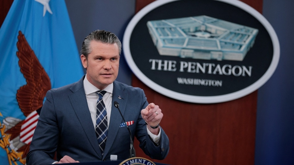 Bộ trưởng Quốc phòng Mỹ Pete Hegseth tại cuộc họp báo tại Lầu Năm Góc. Reuters.JPG