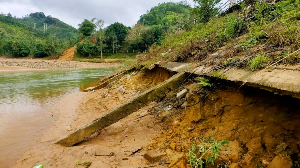 Bờ kè bị xói lở khoét sâu tạo hàm ếch rất nguy hiểm.jpg