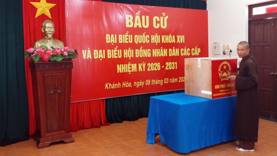 Buddhist monks and followers help spread election information ahead of Vietnam’s national vote 2.jpg
