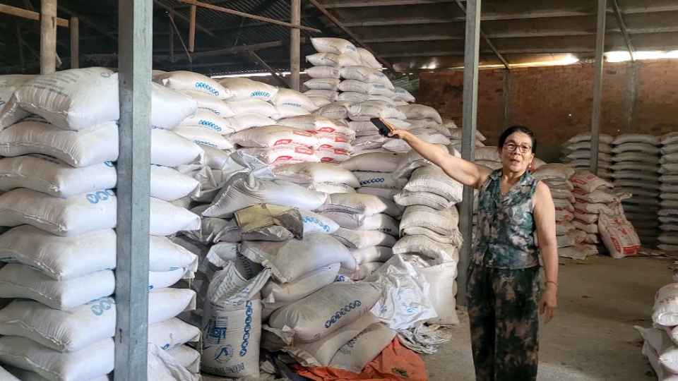 Cơ sở kinh doanh lúa gạo Dũng Kiều còn tồn động hơn 100 tấn gạo từ vụ Đông Xuân năm ngoái.jpg