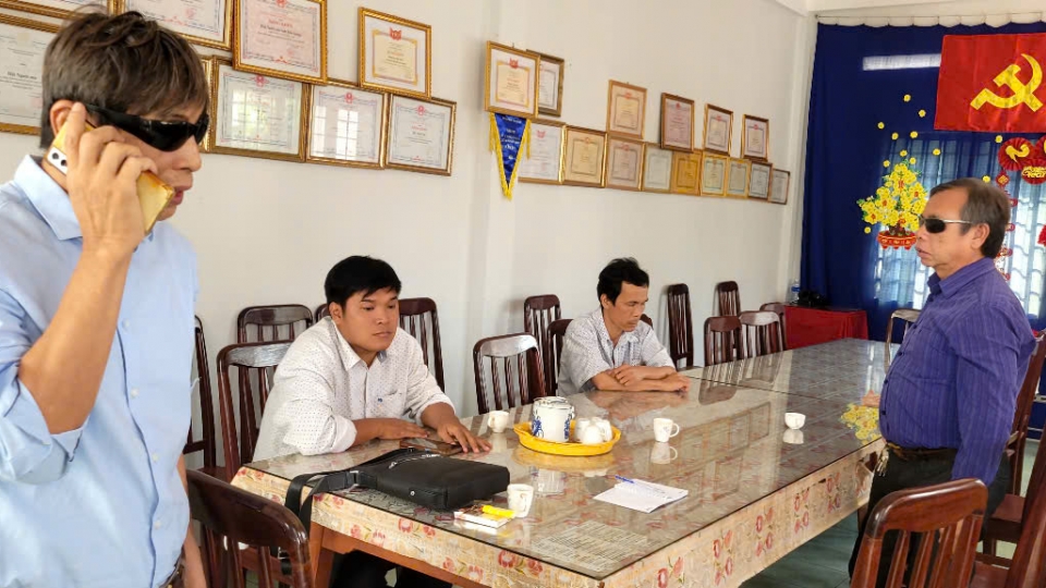 Dù khả năng nhận biết ánh sáng rất hạn chế nhưng người mù ở tỉnh Đồng Tháp rất vượt khó, tham gia đầy đủ các sự kiện chính trị tại địa phương.jpg