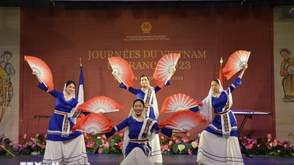 Dance and folk music performances from Vietnam’s three regions are presented at Vietnam Culture Day in France.jpg