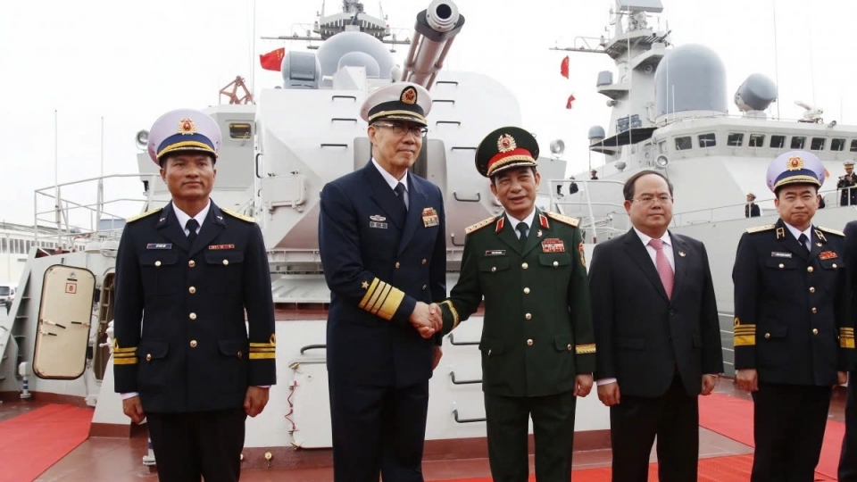 Defence Ministers of Vietnam and China pose for a photo ahead of the vessels' joint patrol.jpg