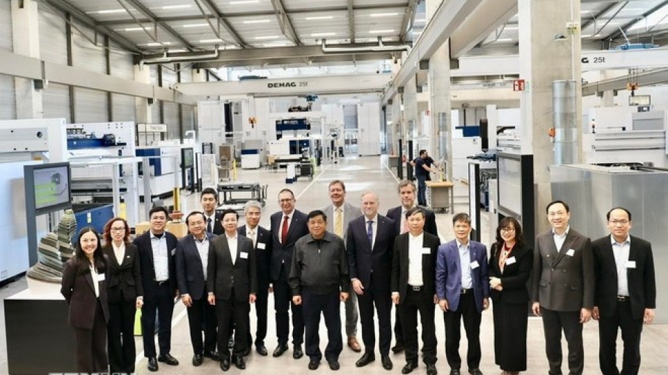Deputy Prime Minister Nguyen Chi Dung visits TRUMPF industrial laser technology group in Stuttgart.jpg
