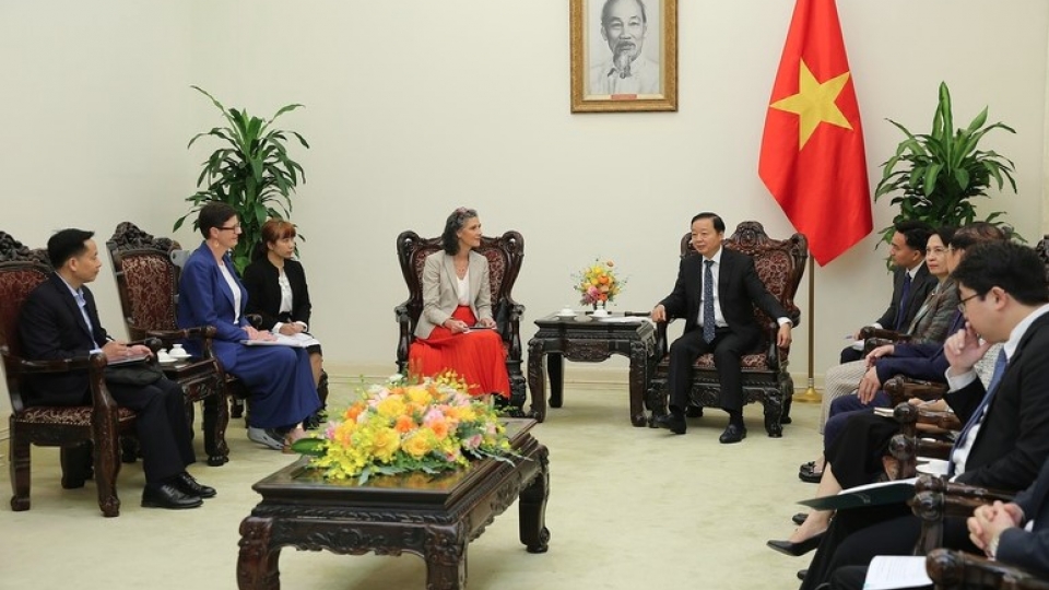 Deputy Prime Minister Tran Hong Ha meets with Ramla Khalidi, Resident Representative of UNDP in Vietnam, and Angela Pratt, WHO Representative in Vietnam.jpg