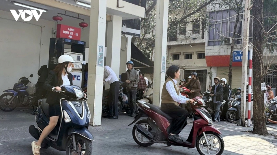 Domestic fuel prices surge again, RON95 exceeds VND30,000 per litre.jpg