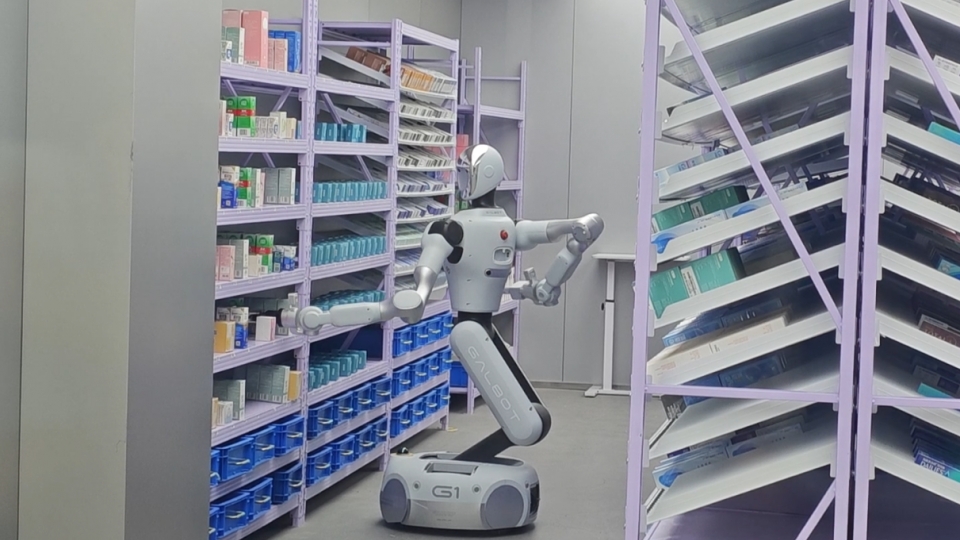 Galbot G1 lấy thuốc trên kệ.png