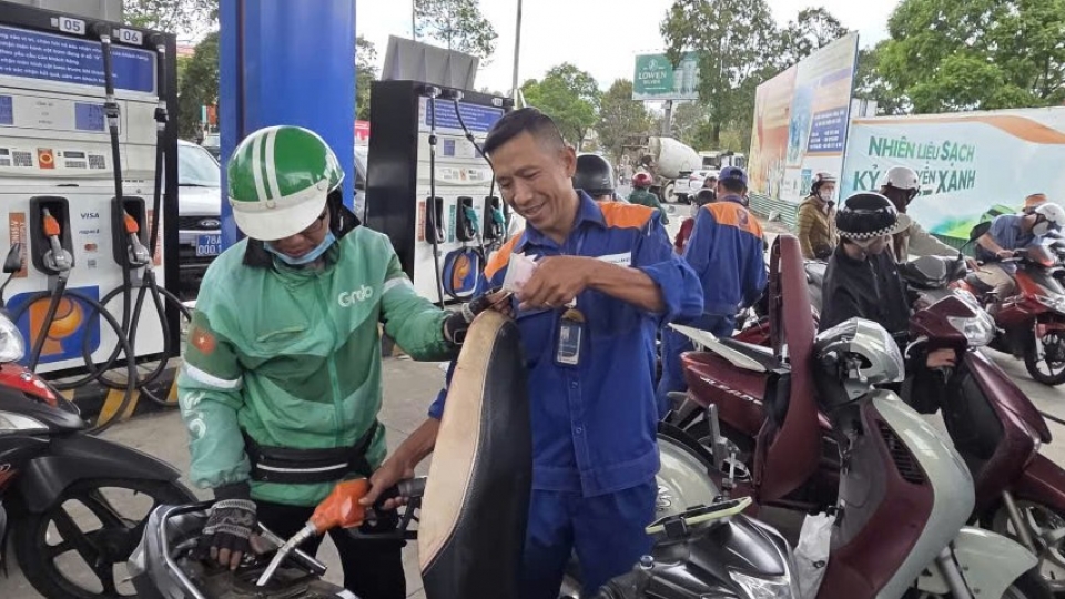 Giá xăng dầu tăng cao, nhiều người dân tỉnh Đắk Lắk phải tính toán phương án sử dụng phương tiện đi lại để tiết kiệm chi phí..jpg