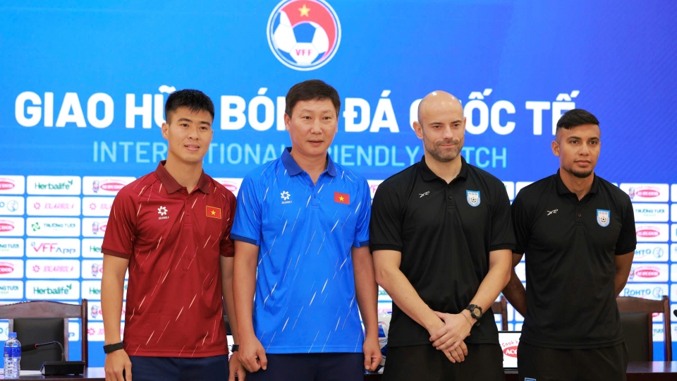 Họp báo HLV ĐT Bangladesh.jpg