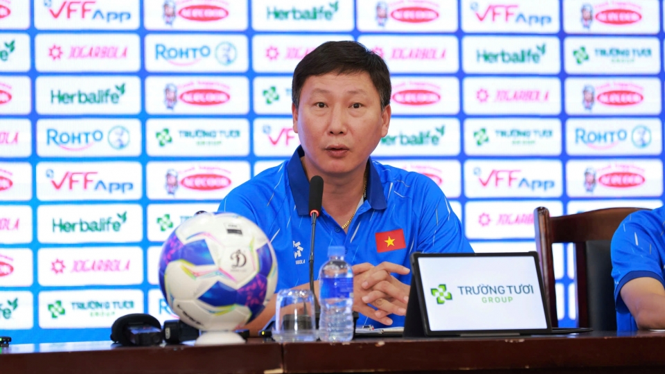 Họp báo HLV Kim Sang Sik.jpg