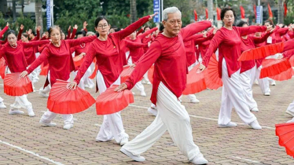 Hanoi elderly set Vietnam record with mass paper fan dance performance