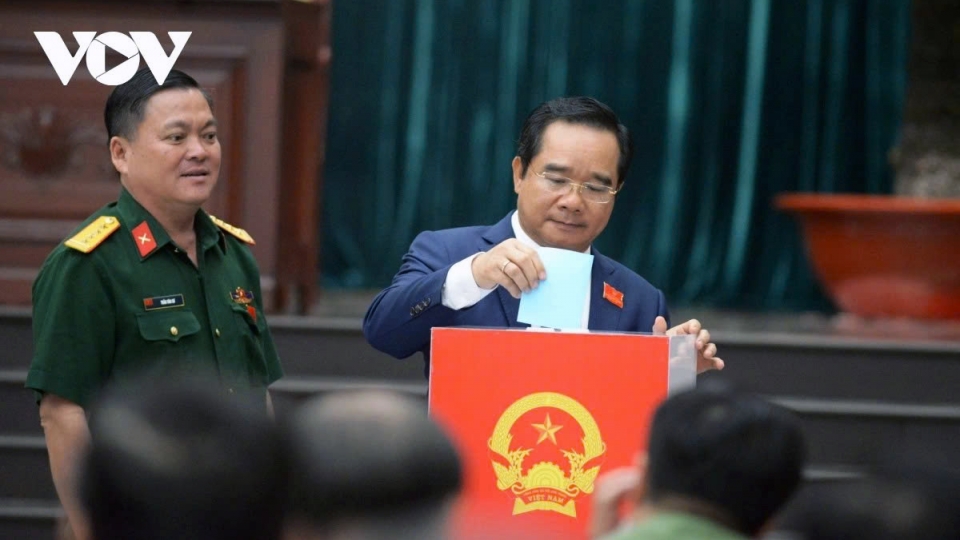 Ho Chi Minh City People's Council deputies cát their ballots to elect key leadership posts for the city in the 2026-2031 tenure.jpg