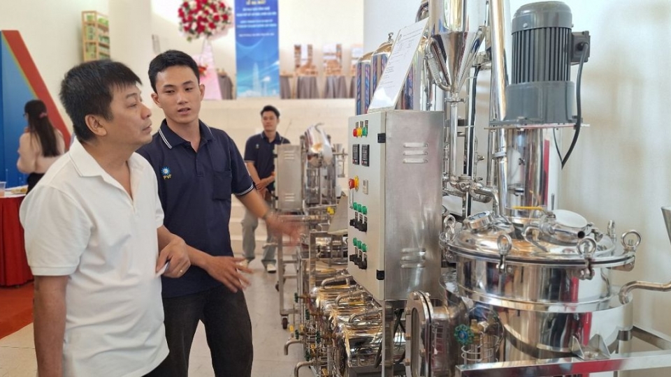 Khách hàng xem thiết bị, công nghệ mới trưng bày tại Lễ ra mắt Sàn Giao dịch Công nghệ phiên bản mới (Ảnh Lệ Hằng).jpg