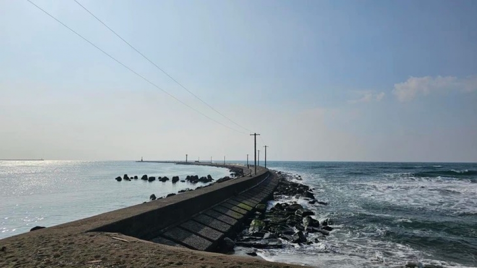 Khu vực đê chắn sóng Mikuni, thành phố Sakai, tỉnh Fukui, Nhật Bản - Ảnh Cục Lưu trữ Phim Nhật Bản.jpg