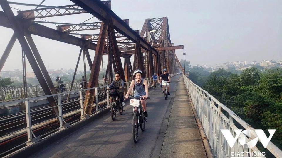 Long Bien Bridge.jpg