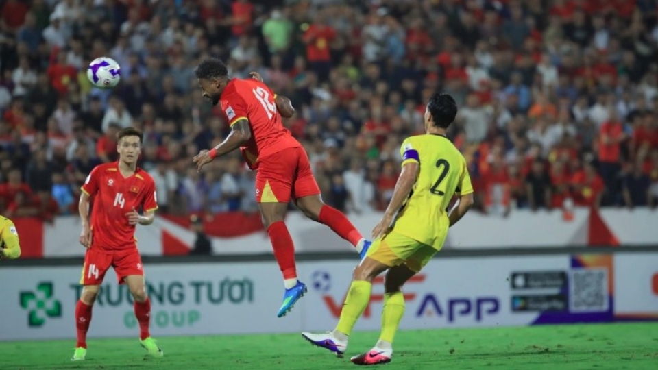 Nguyen Xuan Son rises to head the ball into the net.jpg