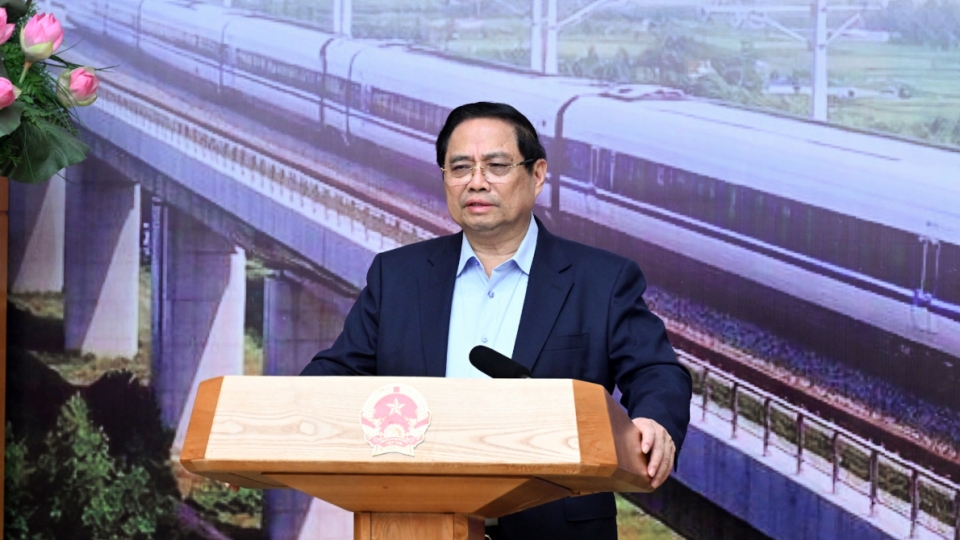 PM Pham Minh Chinh speaks at seventh meeting of the Steering Committee for key national railway projects in Hanoi on March 3.jpg