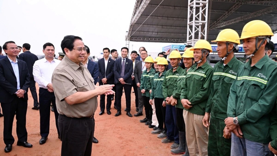 PM calls for modern aviation economic zone at Gia Binh International Airport 1.jpg