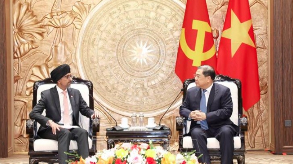 Party Central Office chief Pham Gia Tuc receives Singapore Ambassador to Vietnam Rajpal Singh.jpg