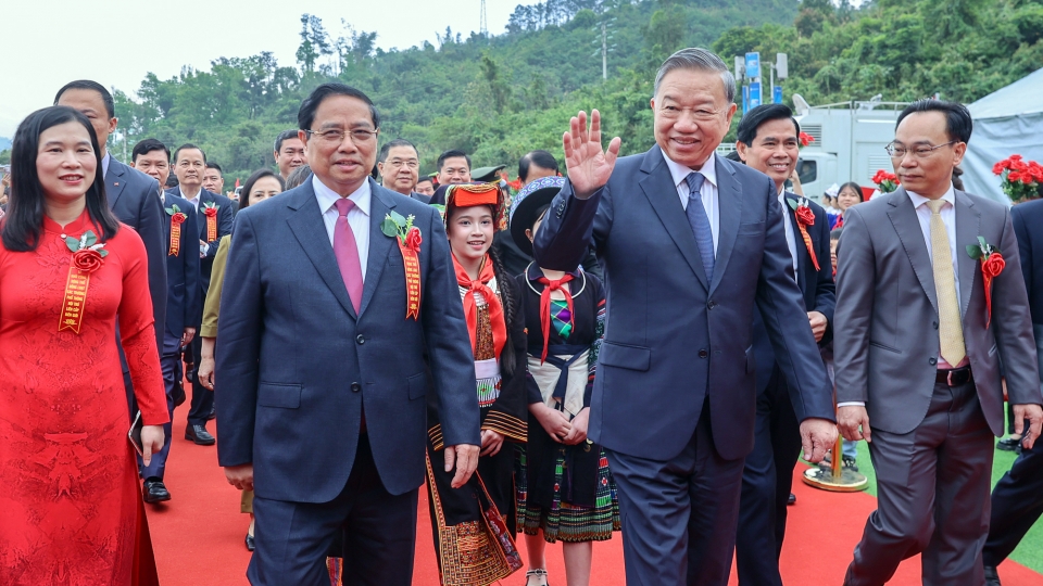 Party General Secretary To Lam and Prime Minister Pham Minh Chinh - boarding schools - border regions.jpg