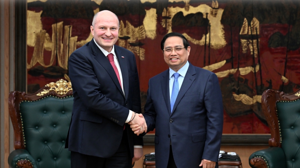 Pham Minh Chinh and Aleksander Kurenkov meet in Hanoi.jpg