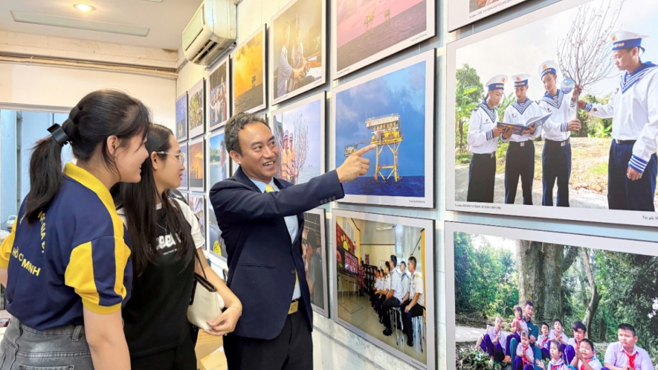 Photo exhibition highlights youth spirit in Vietnam’s maritime frontiers.jpg