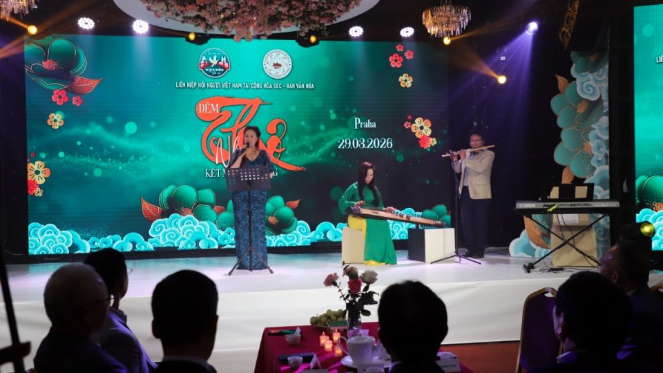 Poetry night in Prague strengthens bonds within Vietnamese community.jpg