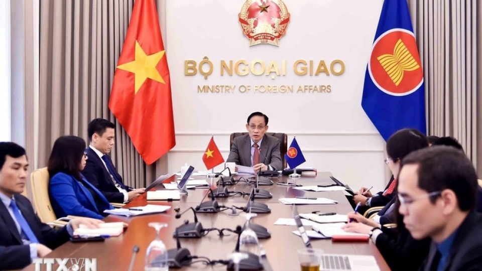 Politburo member and Foreign Minister Le Hoai Trung speaks online at the meeting.jpg