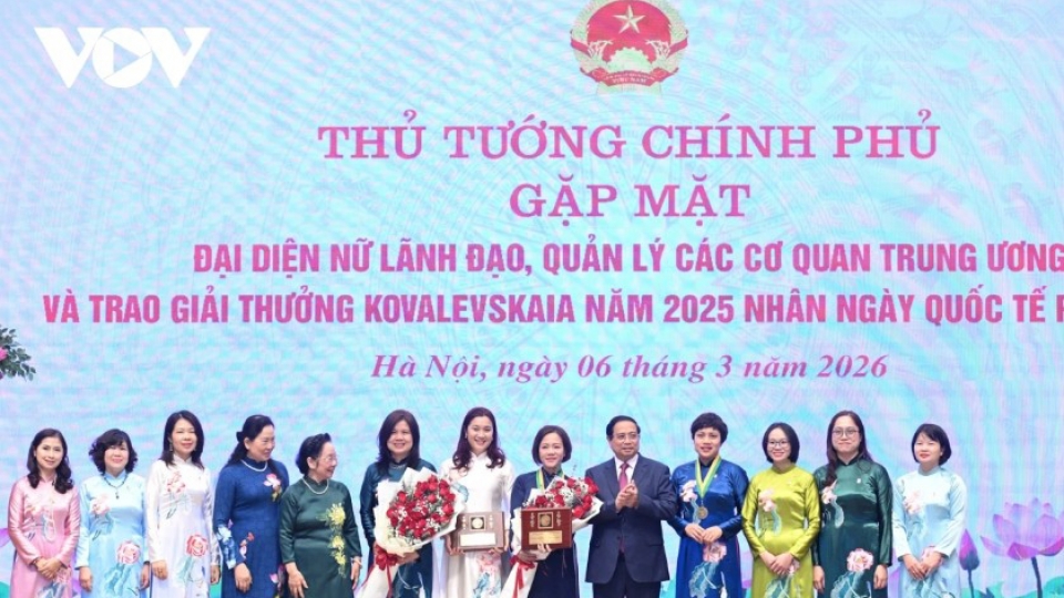 Prime Minister Pham Minh Chinh presents the 2025 Kovalevskaia Award to one group and one individual pict 1.jpg