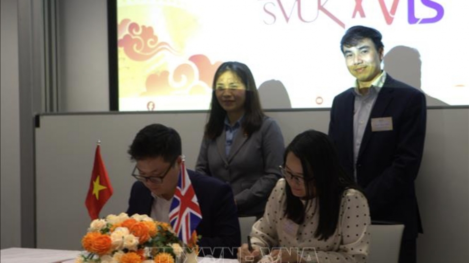 Representatives of SVUK and VIS sign a memorandum of understanding.jpg