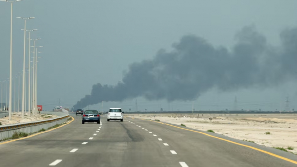 UAV Iran tap kich nha may loc dau Ras Tanura, Iran tap kich Saudi Arabia, khoi boc tu nha may, khoi lua Saudi Arabia, xung dot Iran Israel -reu.jpg